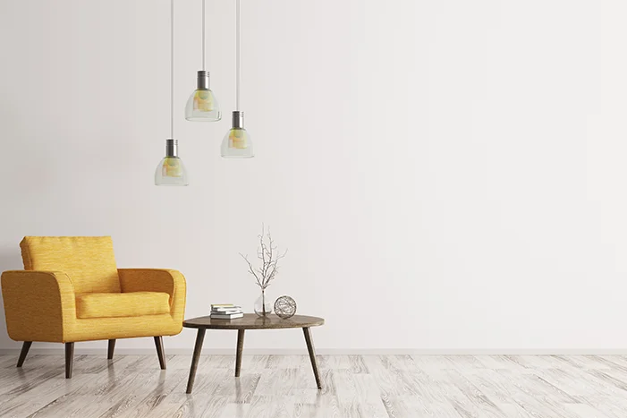 Gelber Sessel und Beistelltisch